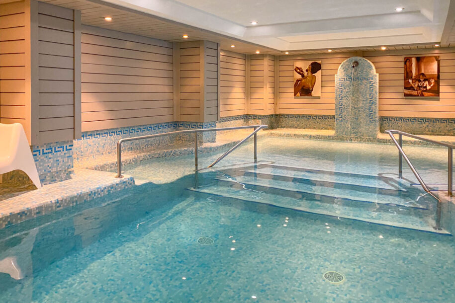 Piscine intérieure de l'hôtel Le Morgane à Chamonix