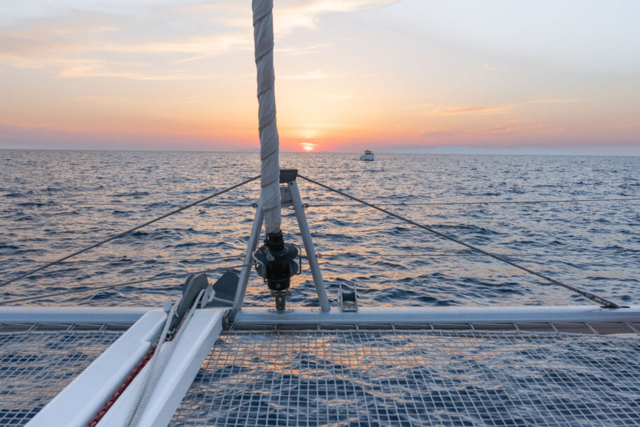 Catamaran à Santorin