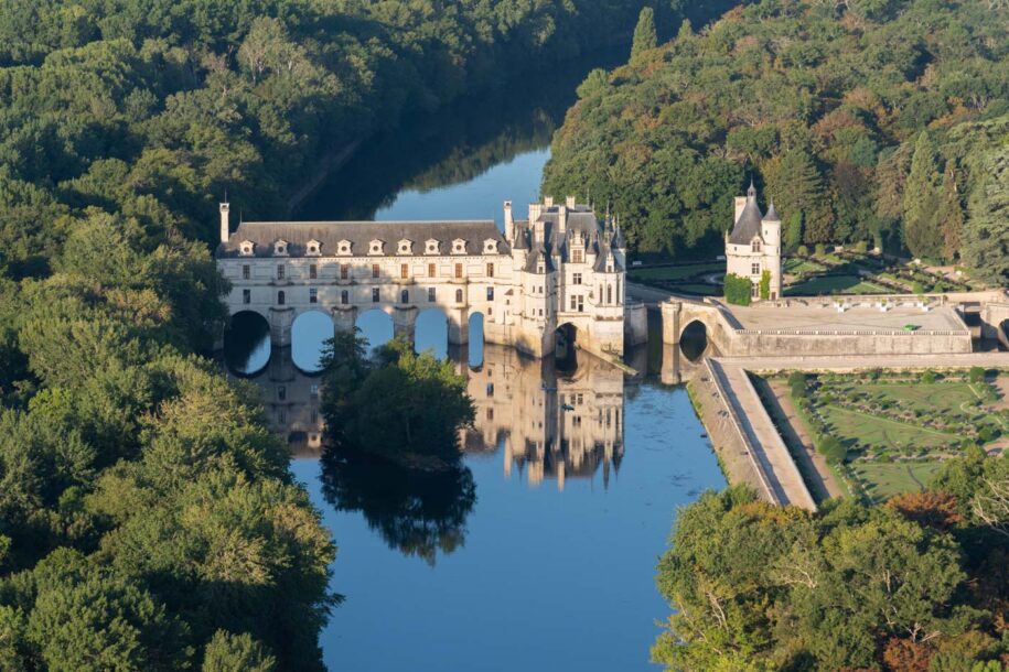 Château de Chenonceau au lever de soleil depuis une montgolfière