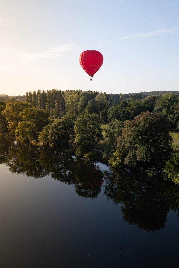 Montgolfière au dessus du Cher à côté de Chenonceaux