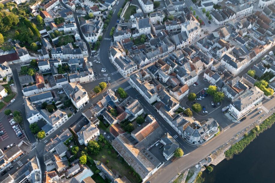 Vue plongeante sur Montrichard depuis la montgolfière